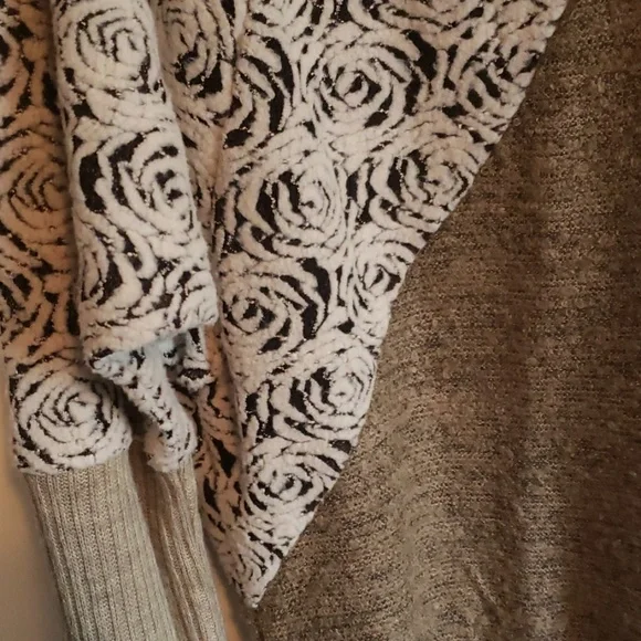 Asymmetrical Patterned Sweater - Picture 3 of 3